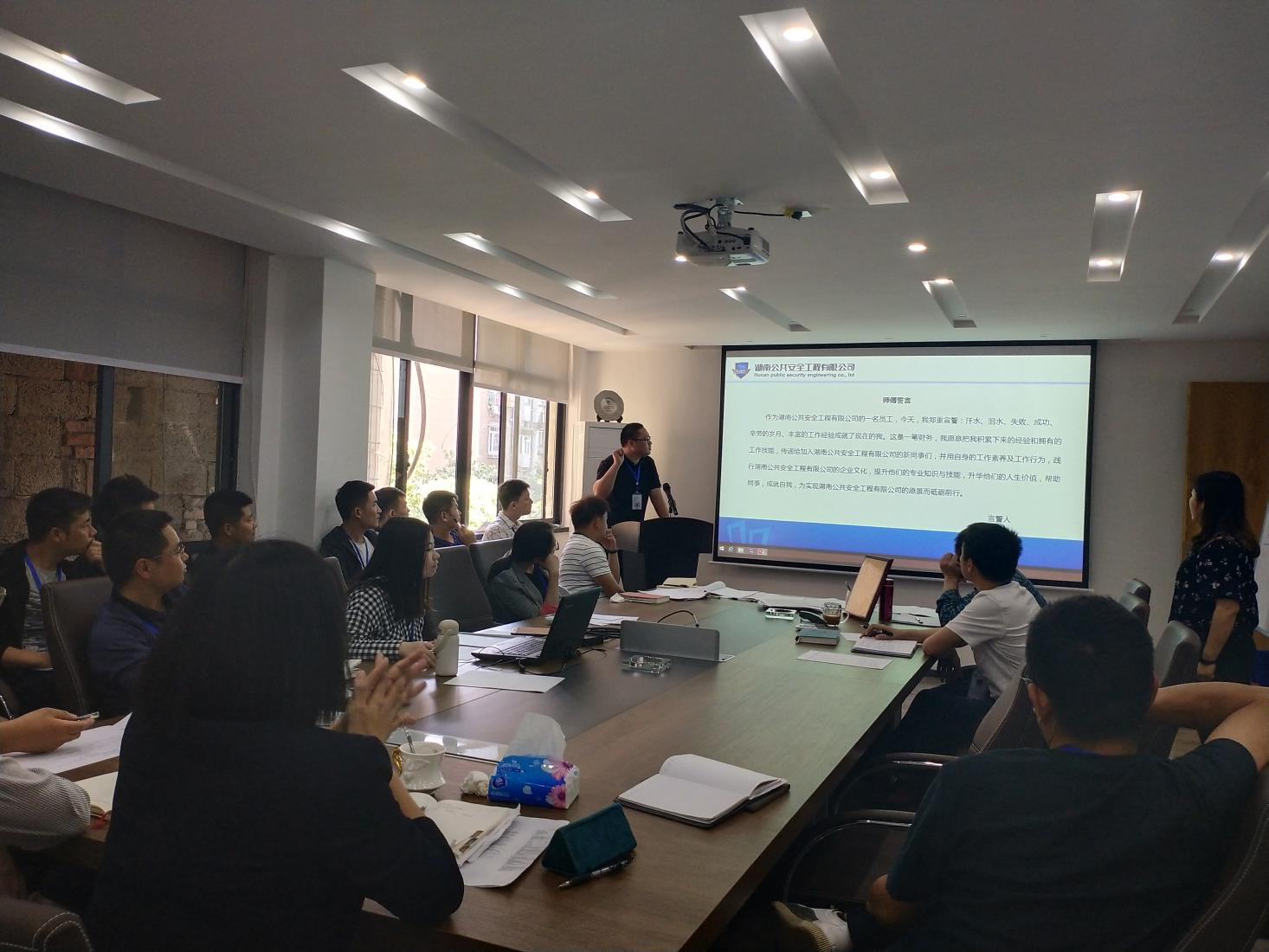 师傅代表宣读师傅誓言